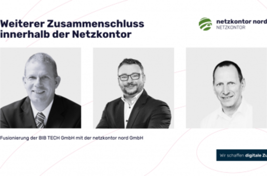 Drei Männer in Business-Kleidung sind in Schwarz-Weiß-Porträts nebeneinander auf grau-weißem Hintergrund zu sehen. Ein Text kündigt eine Fusion innerhalb von NetzKontor an, einschließlich Logos und einem Slogan zur Gestaltung der digitalen Zukunft.
