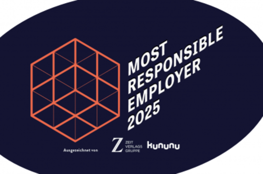Ein geometrischer orangefarbener Würfel mit dem Text „Verantwortungsvollster Arbeitgeber 2025“ auf dunklem Hintergrund sowie Logos der Zeit Verlagsgruppe und von Kununu am unteren Rand.